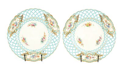 A PAIR OF EARLY 19TH CENTURY MINTON CABINET PLATES with lattice work to the rims of the plates 