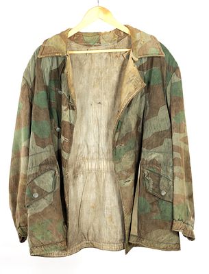 A RARE GERMAN WW2 REVERSIBLE SPLINTER PATTERN JACKET, with camouflage print reversing to white.