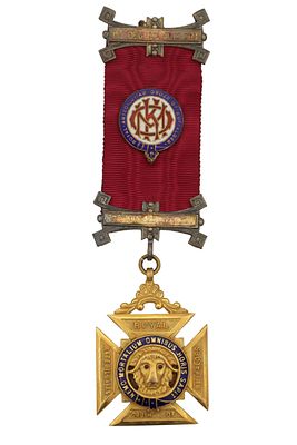 A 9CT GOLD AND ENAMEL ORDER OF THE BUFFALO'S MEDAL PENDANT, the cross-shaped pendant centred by 
