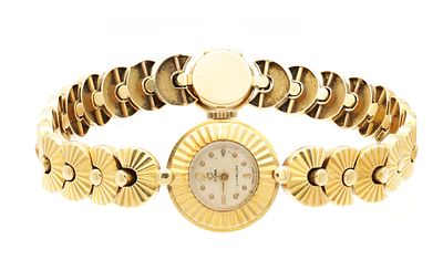 A LADY'S 18CT GOLD CYMA WRISTWATCH on original 18ct gold bracelet, the fluted case enclosing a 