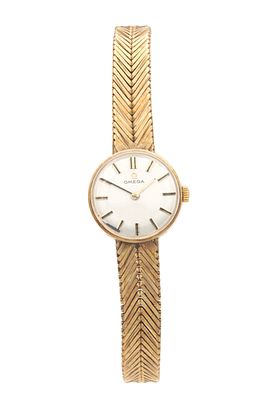 A LADIES' 9CT GOLD OMEGA WRISTWATCH, on original 9ct gold bracelet. The silvered dial with 
