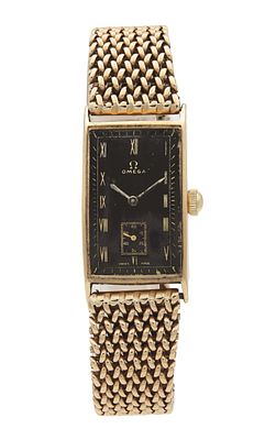 A 1930'S GENTLEMAN'S 9CT GOLD OMEGA MANUAL WIND WRISTWATCH on a 9ct gold bracelet, the 