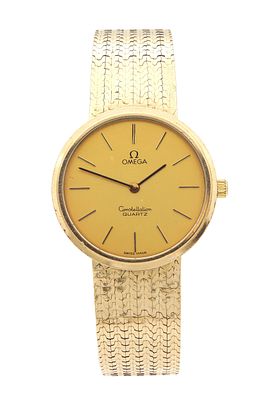 A 9CT GOLD OMEGA CONSTELLATION GENTLEMEN'S QUARTZ WRISTWATCH ON A MILANESE STYLE BRACELET WITH 