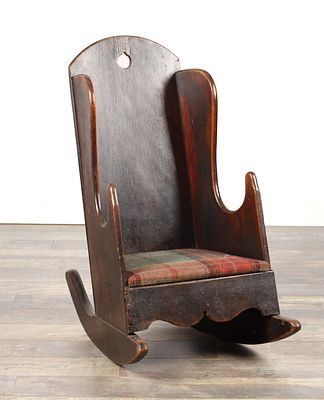 AN 18TH CENTURY WALNUT CHILD'S ROCKING CHAIR with shaped sides, pierced arched back, lift-out 