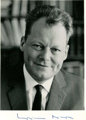 FAMOUS MEN & WOMEN: A miscellaneous selection of signed pieces, cards, A.Ls.S., T.Ls.S., a few 