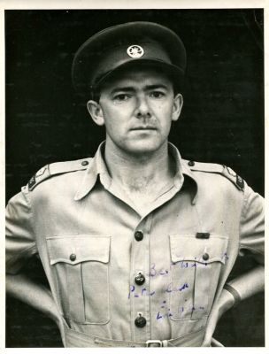 VICTORIA CROSS: Small selection of signed 8 x 10 photographs and slightly smaller (3) by 