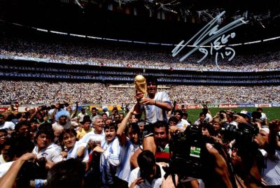 MARADONA DIEGO: (1960-2020) Argentinean Footballer. Signed colour 12 x 8 photograph by Maradona 