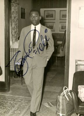 PELE: (1940- ) Brazilian Footballer. An excellent vintage signed 4 x 6 photograph, The Pino 