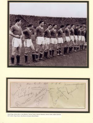 MANCHESTER UNITED: A good pair of pages removed from the same autograph album, individually 