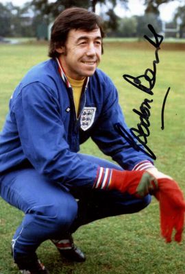 LEGENDARY GOALKEEPERS: Two individually signed colour 4 x 6 photographs by two legendary 