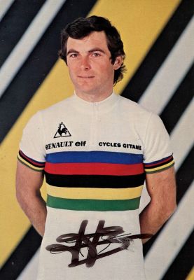 CYCLISTS: Selection of three signed colour 4 x 6 photographs by international cyclists 