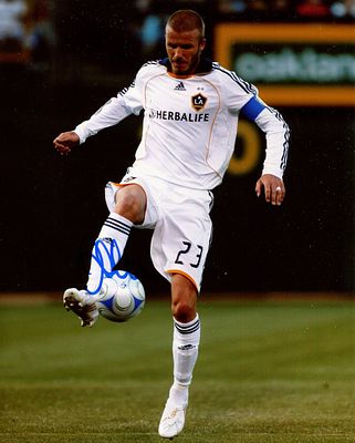 BECKHAM DAVID: (1975- ) English Footballer. Signed colour 8 x 10 photograph showing Beckham in a 