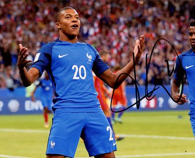 MBAPP&Eacute; KYLIAN: (1998- ) French Footballer. Signed colour 10 x 8 photograph by Mbapp&eacute;, the image 