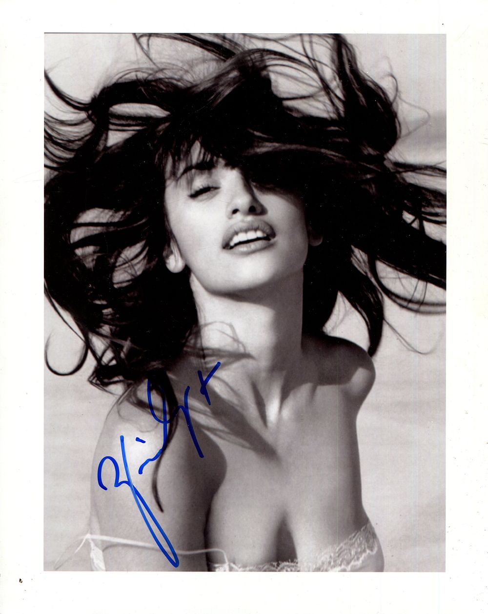 CRUZ PENELOPE: (1974- ) Spanish actress, Academy Award winner. A good signed 8 x 10 photograph 