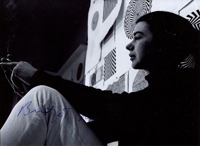 RILEY BRIDGET: (1931- ) English Painter, known for her Op Art. A fine signed 7 x 5 photograph by 