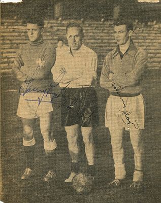 ENGLAND NATIONAL FOOTBALL TEAM. ENGLAND NATIONAL FOOTBALL PLAYERS: A vintage signed 5.5 x 7 