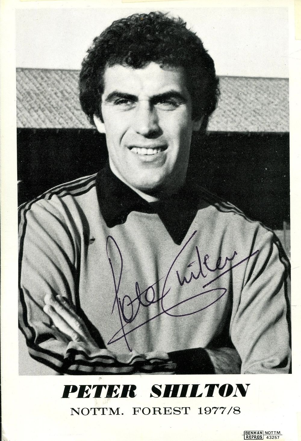 ENGLISH FOOTBALL: (x315). ENGLISH FOOTBALL: A large selection of signed pieces, cards, signed 