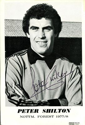 ENGLISH FOOTBALL: (x315). ENGLISH FOOTBALL: A large selection of signed pieces, cards, signed 