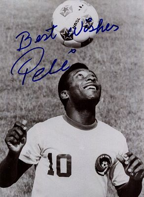 P&Eacute;L&Eacute;: (1940-2022) Brazilian Footballer. Signed 5 x 7 photograph by P&eacute;l&eacute;, the image depicting the 