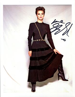 EASTON SHEENA: (1959- ) Scottish singer and songwriter. Signed colour 8 x 10 photograph of 