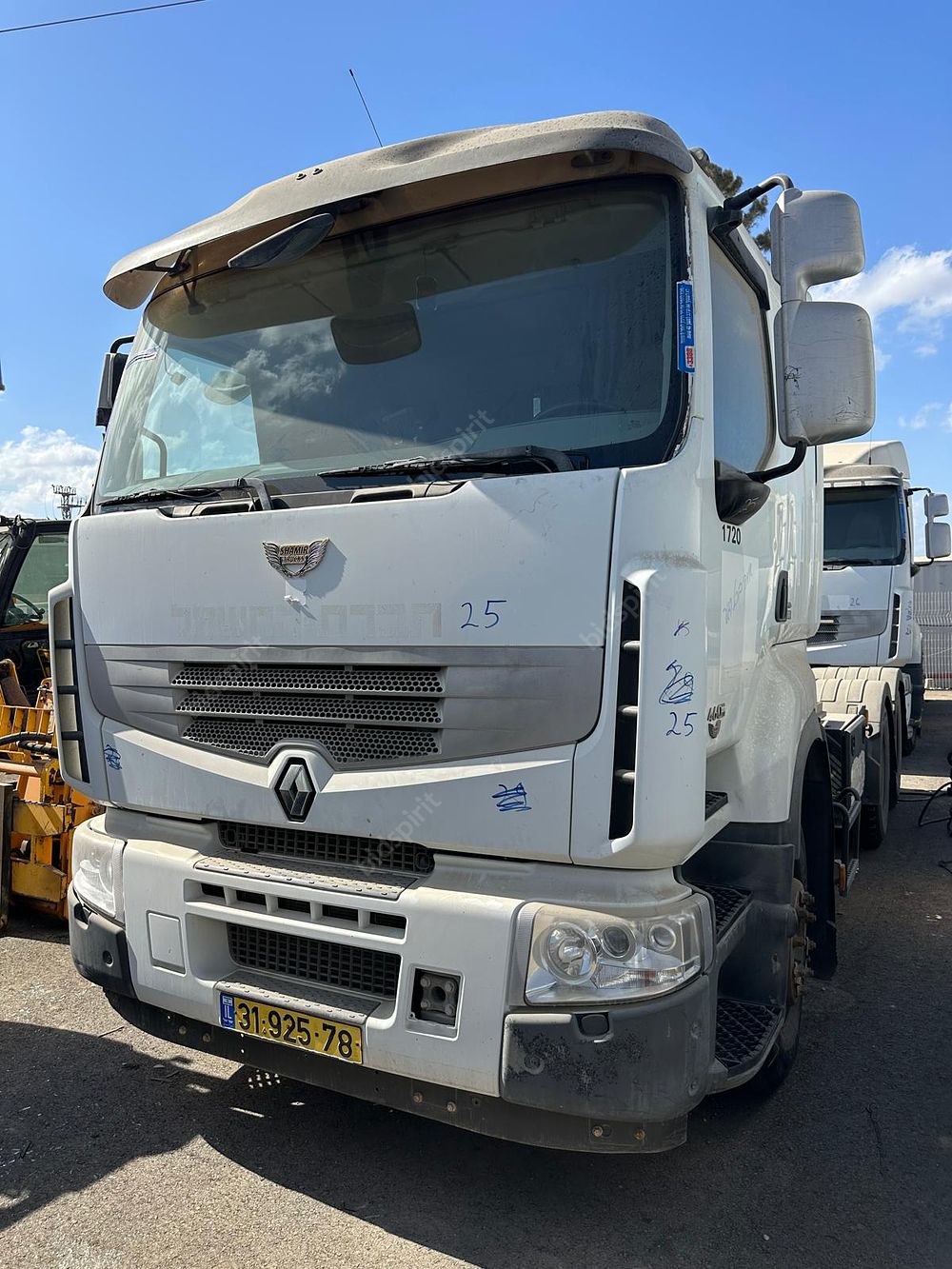 רנו משא 50 טון מודל 2011. 427,278 ק"מ
מנוע: דיזל, הנעה: 4x6.
ללא רישוי אגרה שולמה, תוקף רישיון 