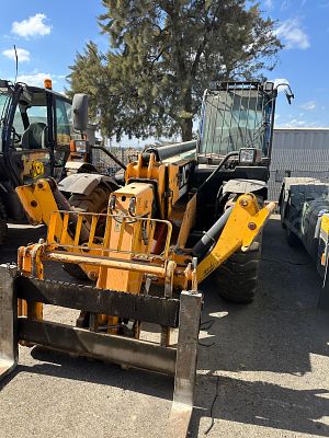JCB מלגזה טלסקופית ניידת מודל 2011. 
מנוע: דיזל.
שעות מנוע: 4273 
תוקף רישיון 16/01/2026