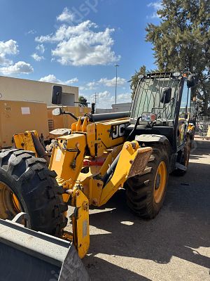 JCB מלגזה טלסקופית ניידת מודל 2012. 
מנוע: דיזל.
שעות מנוע 571 
ללא רישוי, אגרה שולמה, תוקף 