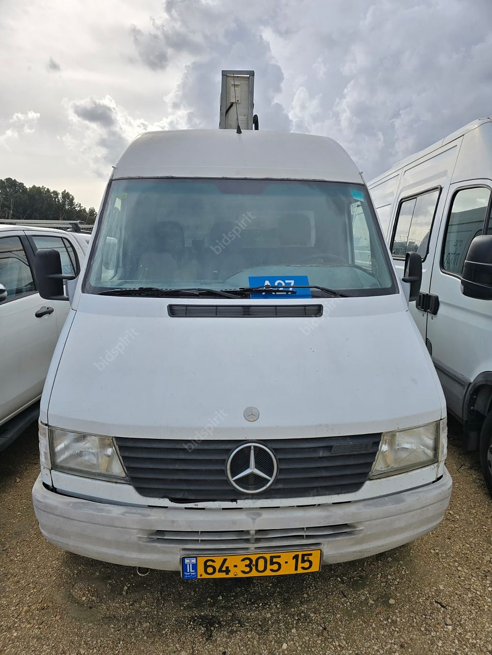 מרצדס 412D מודל 2000. 308,000 ק"מ
מנוע: דיזל, הנעה: 4x2.
ללא רישוי האגרה שולמה, תוקף רישיון 