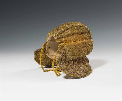 Goldhaube 
wohl Nieder&ouml;sterreich, um 1800 
Metallstickerei in Gold, halbkugel- und rautenf&ouml;rmige 