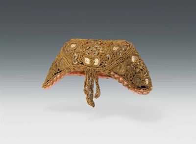 Dreist&uuml;ckshaube 
Nordwestdeutschland, um 1800 
Goldspitze, Glassteine, Metallpailletten, 