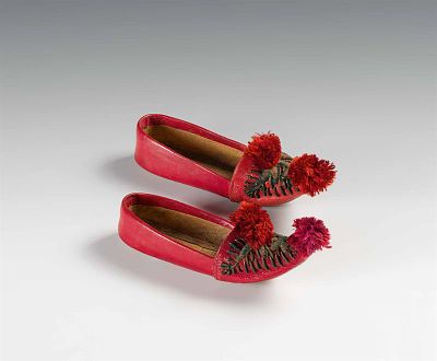 Paar Miniatur-Schuhe 
wohl T&uuml;rkei, 19. Jh. 
rotes Leder, teilweise mit Metallstickerei, 