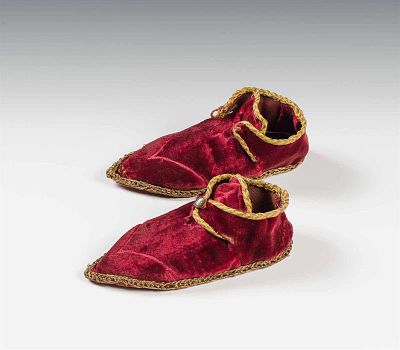 Paar Miniatur-Schuhe 
wohl Italien/Spanien, 16. Jh. 
Renaissance granatapfelfarbener Seidesamt, 