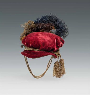 Beret 
wohl 16. bis 19. Jh.ahrhundert 
Samt, geflochtene Metallkordel und Strau&szlig;enfedern 