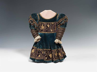 Kinderkleid 
wohl 16. bis 19. Jh. 
Samt, Goldstickerei mit Arabesken, Puff&auml;rmel mit reichem 
