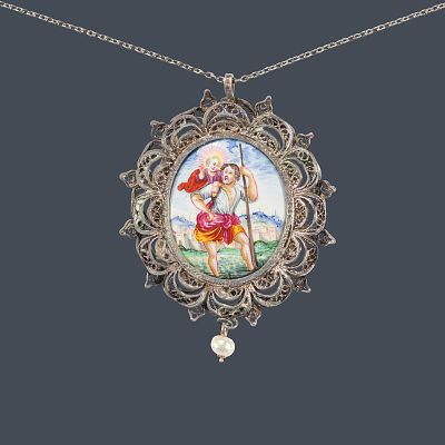 Taufanh&auml;nger mit Kette 
19. Jh. 
Silber, Email, Perle; auf der einen Seite mit Darstellung von 