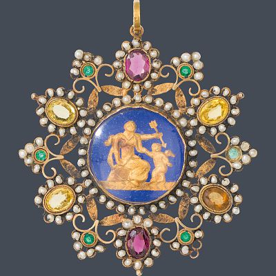 Anh&auml;nger "Venus und Amor" 
19. Jh. 
Gold, Farbsteine, u. a. Turmalin und Smaragd, Glas, Perlen 