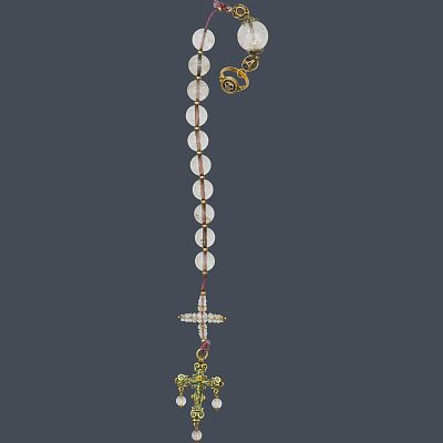 Rosenkranz "Zehner" 
wohl 19. Jh. 
Bergkristall, Gold, Email; Goldkreuzanh&auml;nger mit gr&uuml;nem 