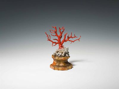 Korallenbaum 
rote Koralle, barocker Holzsockel; &Auml;ste teilweise gebrochen 
L. 22,2 cm 
