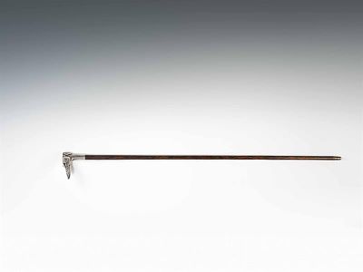 Gehstock mit Windhund 
&Ouml;sterreich, um 1900 
Silber, Holz; Silbergriff in der Form eines 