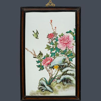Porzellanbild 
China, Republik-Periode, 1912-49 
Porzellan, glasiert und farbig staffiert; 