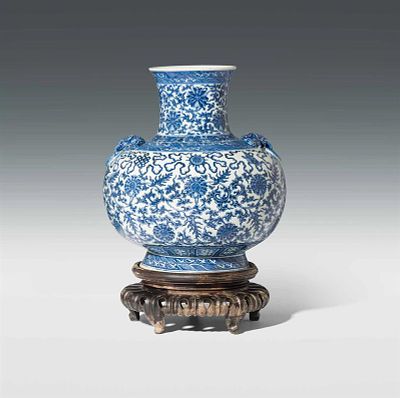 Gro&szlig;e Vase 
China, wom&ouml;glich Qianlong, 18./19. Jahrhundert 
Porzellan, glasiert und blau 