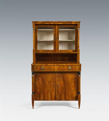 Kleine Biedermeier-Kredenz 
um 1820 
Weichholzkorpus, Nussholz furniert; 1 Lade, 4 F&auml;cher; 
