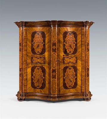 Prunkvoller Barocker Hallenschrank 
Mitte 18. Jh. 
Weichholzkorpus, Nussholz furniert, reich 