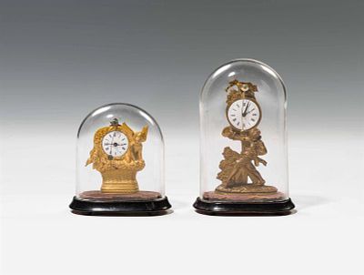 Zwei Vorderzappler 
19. Jh. 
Bronze, gegossen; Schl&uuml;sselaufzug; Emailzifferblatt; Vorderpendel; 