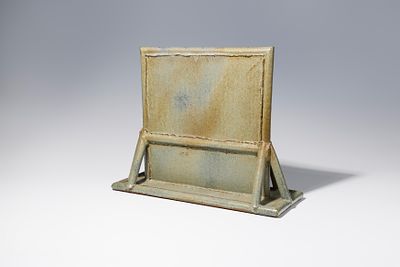 F. J. Altenburg: Wand. F. J. Altenburg Wand 1993 Keramik aus rotbraunem Scherben, gr&uuml;n und blau 