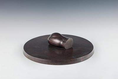 Joannis Avramidis: Kopf. Joannis Avramidis Kopf 1968 Bronze &Oslash; 42,5 cm H. 9 cm Signiert und 