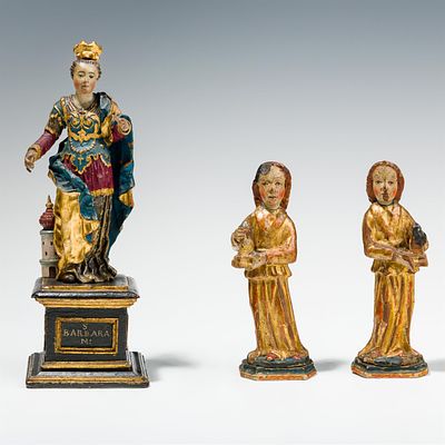 Paar kleine gotische Leuchterengel und barocke Heilige Barbara 16. bzw. 18. Jh. Holz 