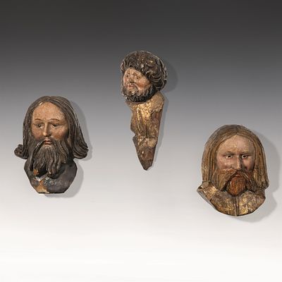 Drei gotische Kopfskulpturen 15./16. Jh. Lindenholz, geschnitzt, originale Fassung und 