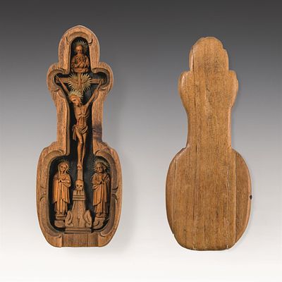 Kleiner Reisealtar 18. Jh. Holz, geschnitzt; Schiebedeckel, dahinter Kreuzigungsdarstellung H. 