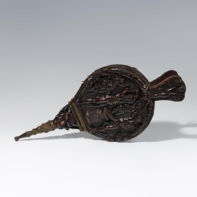 Blasebalg Italien, 17. Jh. Nussholz, geschnitzt, Bronze, Leder, Samt; auf der Vorderseite mit 